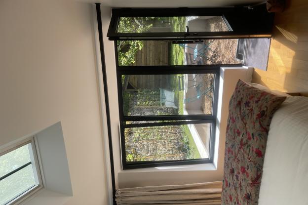 chambre d'hote avec baie vitrée et volume cathédrale