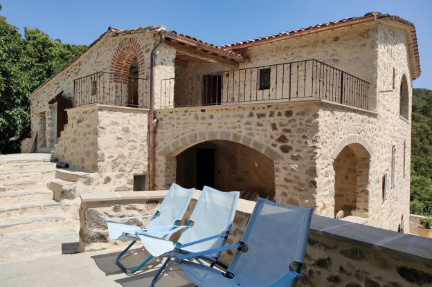 Aménagement d’une terrasse en lien avec les volumes existants, offrant une ouverture sur le paysage environnant.