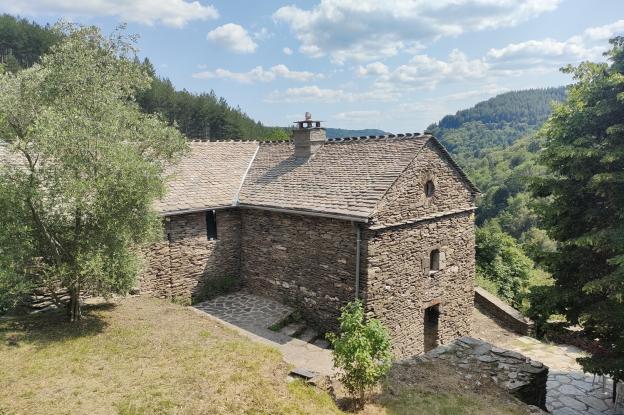 Toiture en lauze intégrée dans le paysage naturel des Cévennes.