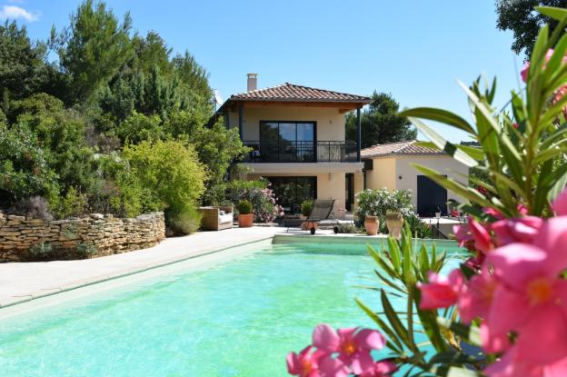Construction d’une maison individuelle dans le Gard, intégrant des aménagements extérieurs avec terrasse et piscine en lien avec le paysage.