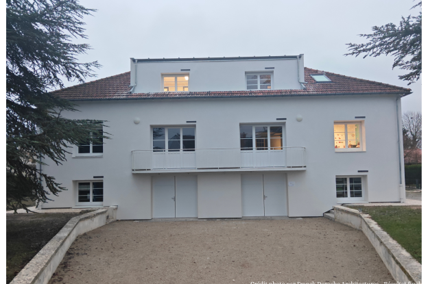 Vue de la façade avant du bâtiment