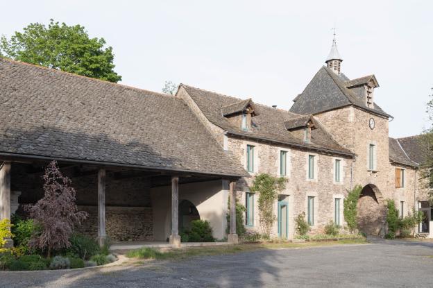 Vue du corps de ferme depuis la cour centrale (préau-corps central-pigeonnier)