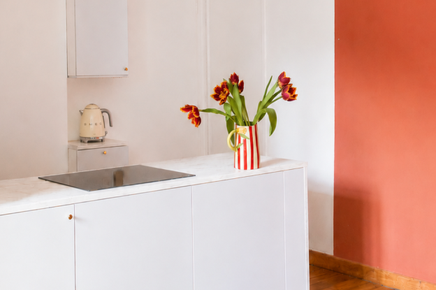 Rénovation globale d'un appartement de 30 m2 à Paris. vue sur la cuisine.