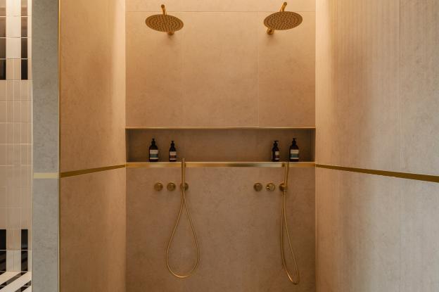 Douches spa à Arcachon, projet Beroa réalisé par Eraiki.studio- Spa haut de gamme aux couleurs sable et reflets dorés.