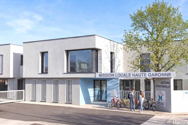 Construction d'une mission locale totalisant 430 m² de surface de plancher, et composée de bureaux et de salles de réunions. Style volontairement contemporain pour cette construction destinée aux jeunes : volumes épurés en maçonnerie blanche avec de grandes ouvertures. Organisation du bâti préservant les espaces verts existants.  
