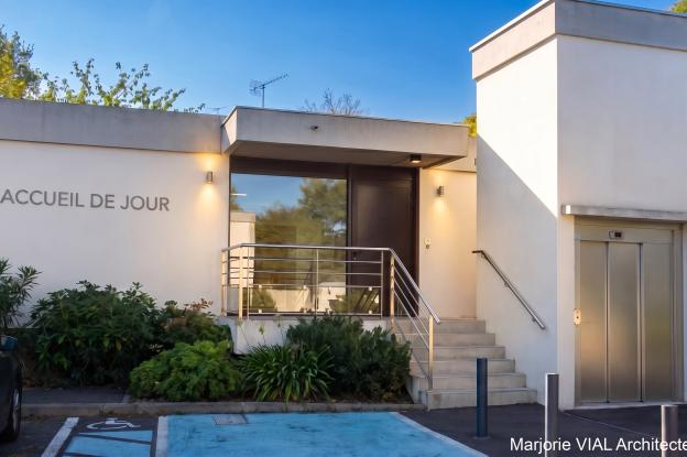 Restructuration d'un bâtiment existant pour l'accueil des personnes atteintes de la maladie d'alzheimer. Mise en accessibilité PMR avec création d'un ascenseur.