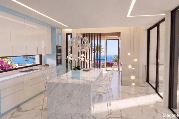 Maison contemporaine haut de gamme d'une surface de plancher de 230 m². Volume épuré en maçonnerie blanche. Revêtement de sol, îlot central et plan de travail de la cuisine en marbre blanc.