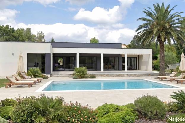 maison contemporaine avec grande terrasse couverte et piscine