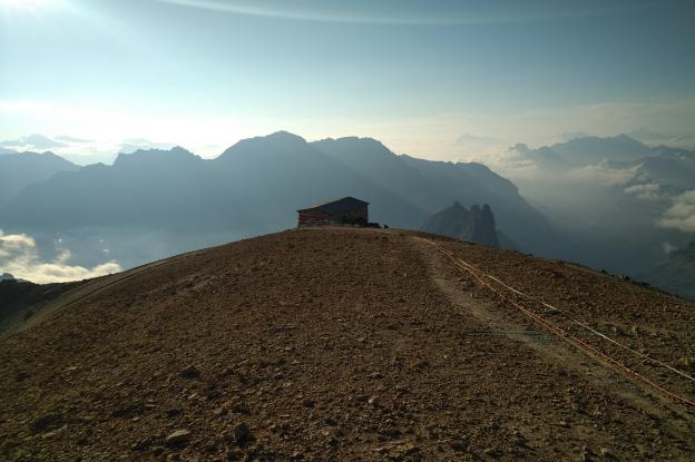 La chapelle Notre-Dame des Sept Douleurs, propriété de la Commune de Bardonecchia (Italie), au sommet du Mont-Thabor.