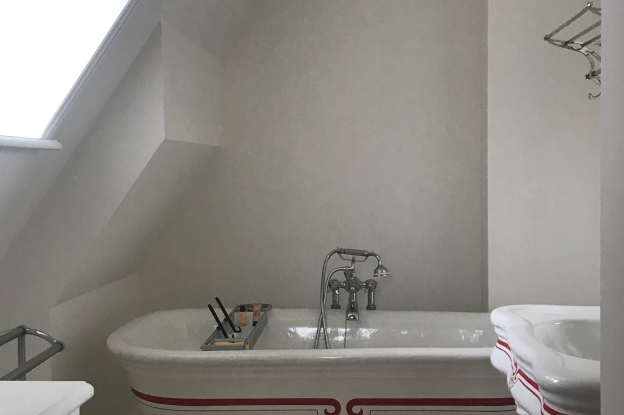 Salle de bain avec sol carrelé à cabochon