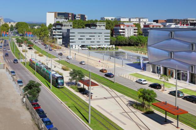 Vue sur la ligne de Tram et le miroir d'eau