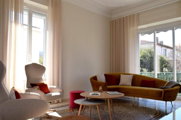 Ce projet de rénovation intérieure révèle un séjour ouvert et lumineux où chaque détail participe à une atmosphère élégante et intemporelle.