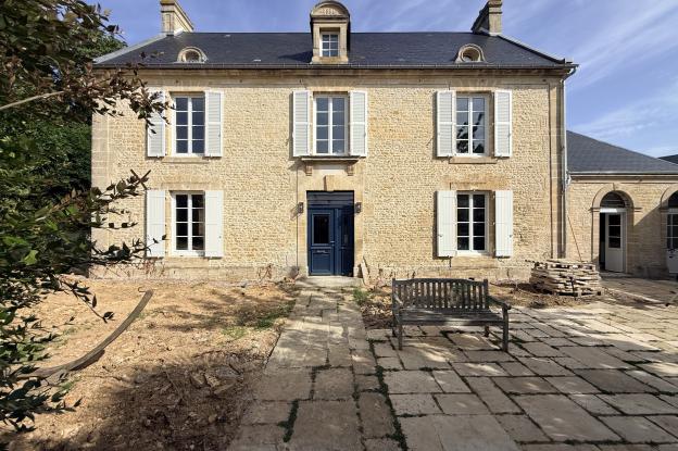 Vue de la maison depuis la cour 