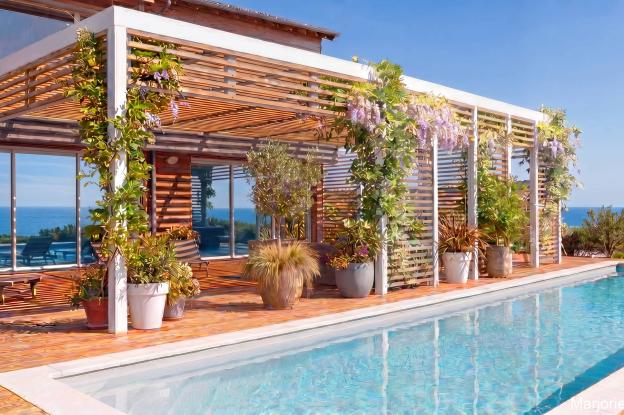 piscine et salon couvert en métal blanc et claustra bois