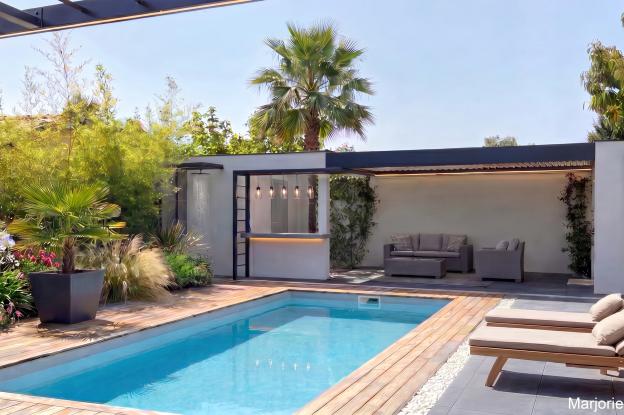 Poolhouse contemporaine avec coin salon, coin bar, local technique, douche et rampes d'éclairage