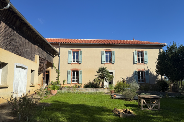 Façade sud après. Menuiseries extérieures bois neuves, volets bois repeints. Soubassement refait à la chaux. Toiture tuile canal neuve et descentes en zinc.
