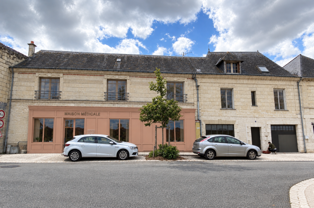 Une façade ordonnancée, composée d'éléments d'architecture traditionnelle mais ré interprétée 