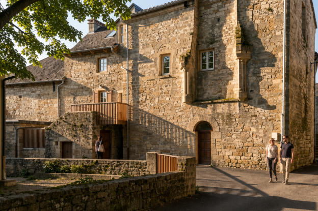 Transformation d'une maison ancienne à Bourg-sur-Colagne (48)