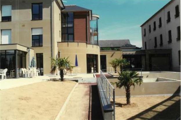Restructuration d'un centre hospitalier existant et création d'un foyer pour personnes autistes
