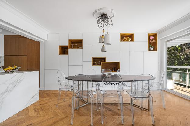 Espace repas d’un appartement haussmannien rénové à Saint-Germain-en-Laye, avec parquet en bois et aménagement contemporain.
