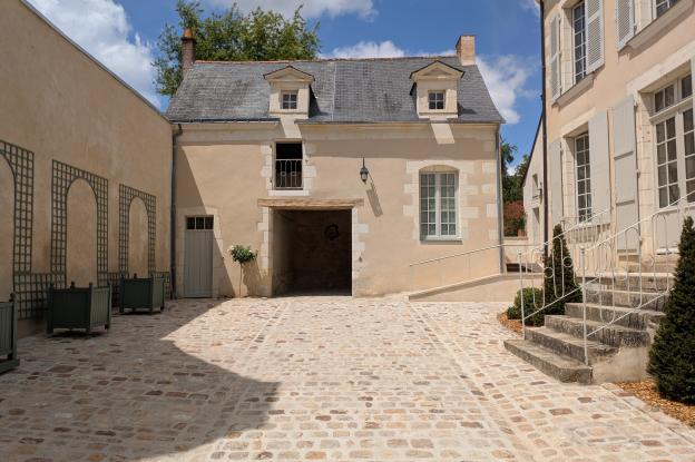 Cour pavée