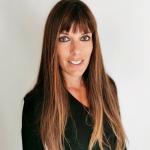 Il s'agit d'une photo portrait de Carole WEISSBECK, architecte
