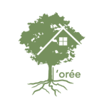Logo de l'atelier: une toiture et une fenêtre se détache du feuillage d''un arbre, symbole de l'intégration de l'architecture dans la biodiversité.