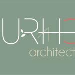 Logo SURHO Architecture sur fond vert sauge, composé d’une typographie fine et contemporaine. Le mot SURHO est en lettres blanches avec un O stylisé en arc rouge, une barre horizontale traversante et un A suggéré en beige. Deux feuilles discrètes évoquent le végétal. Le mot architecture apparaît en dessous en lettres fines beige.