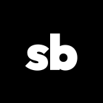 Les initiales sb en minuscule, police de caractère Outfit gras en blanc sur fond noir