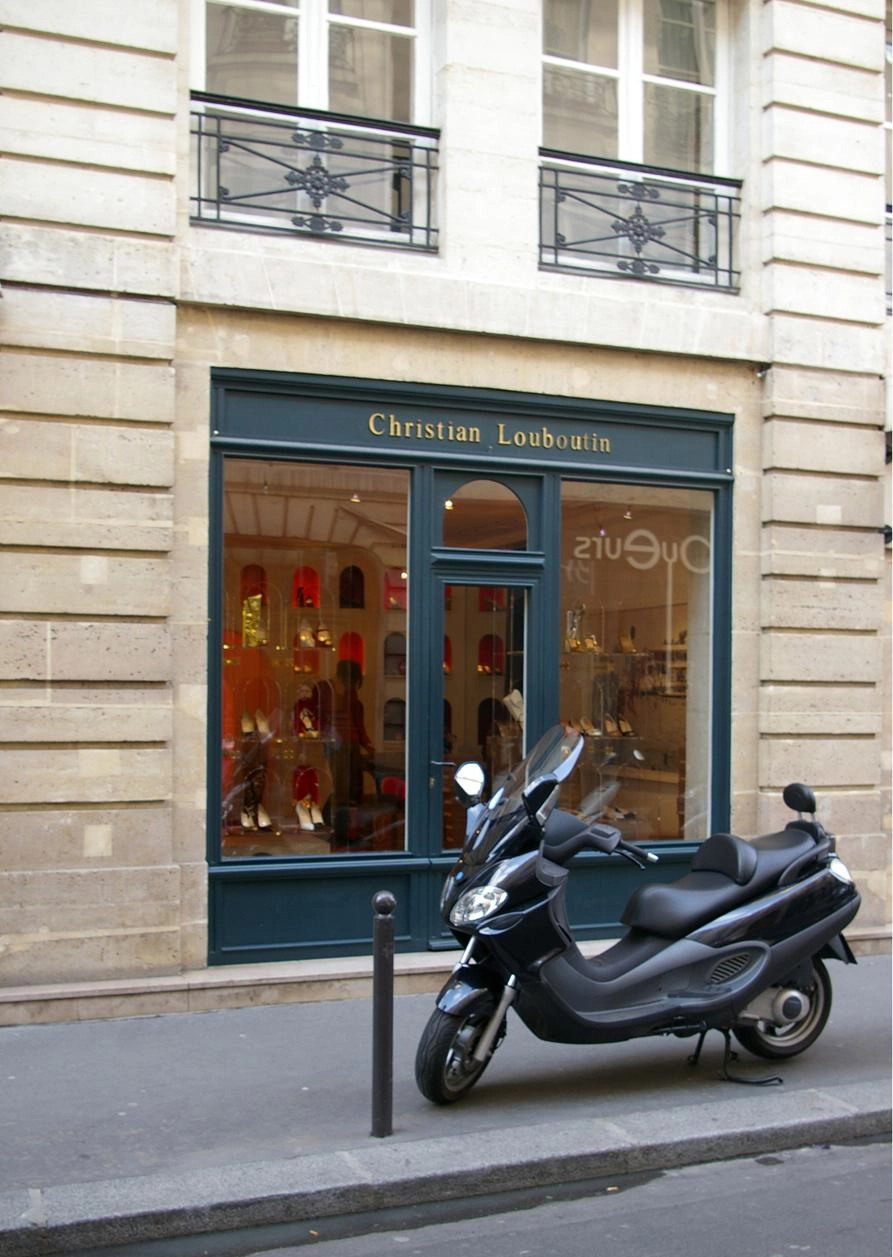Louboutin rue de grenelle sale