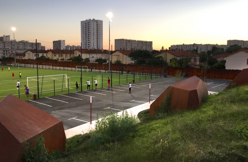Terrain De Foot Marseille / Installation d'un terrain de football avec ...