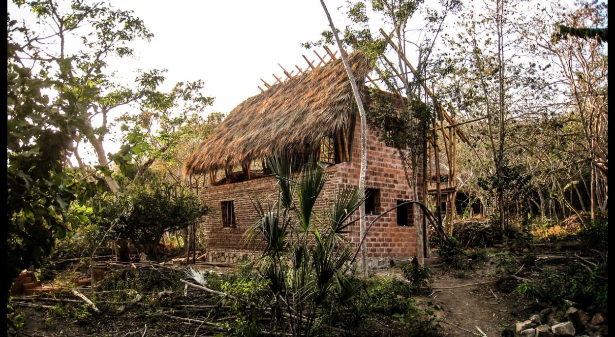 Conception et construction d'un atelier de permaculture et une maison d’hôte en briques, pierres, bambou et pisé (terre crue)