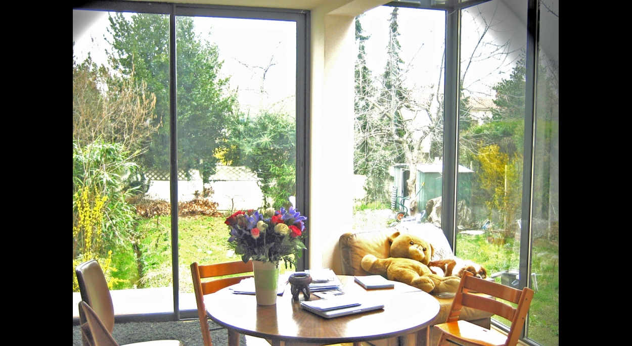 L’extension est reliée à l’ancienne maison par une bande vitrée qui laisse pénétrer le soleil à l’intérieur du séjour.