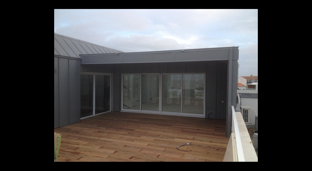 Extension sur toit d'immeuble avec terrasse bois