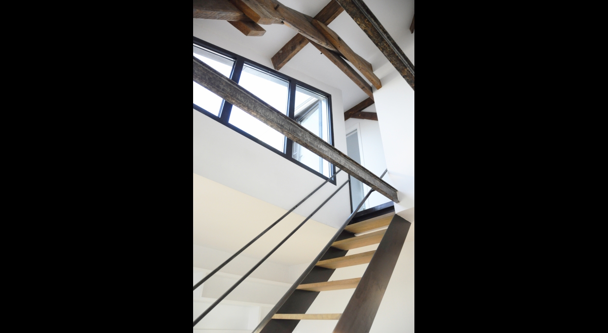 Rénovation de combles à Malakoff : Escalier acier, marches chêne massif