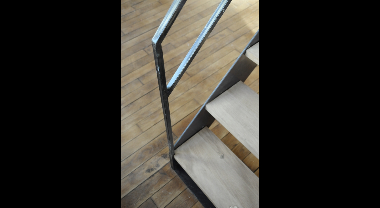 Rénovation de combles à Malakoff : Escalier acier, marches chêne massif