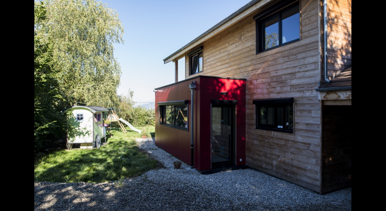Maison en bois et son petit volume cubique rouge