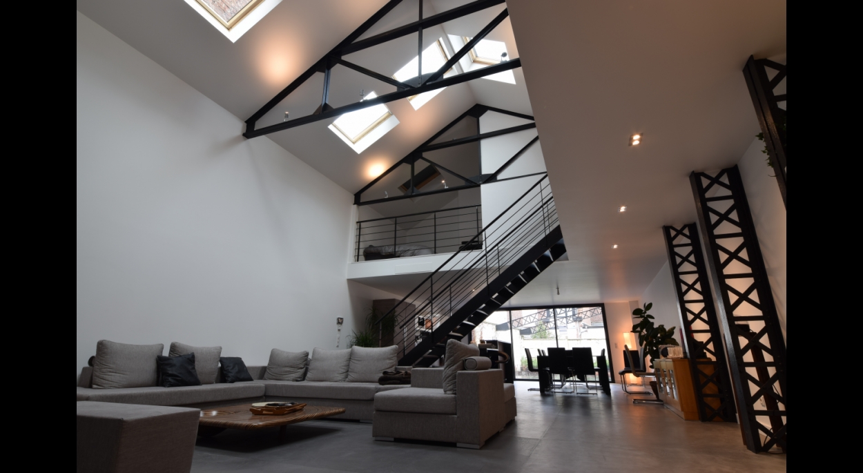 Salon loft escalier metallique - La Madeleine - Jacques LENAIN Architecte Lille