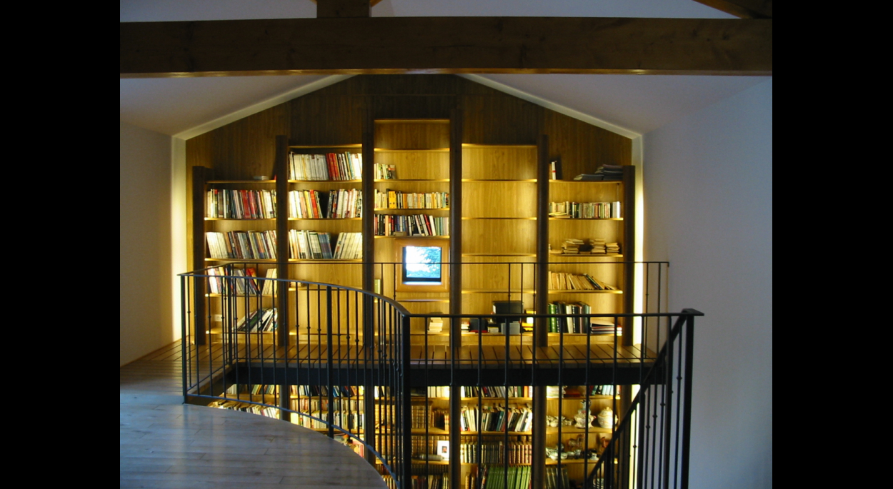 Une bibliothèque - mezzanine sur deux niveaux.