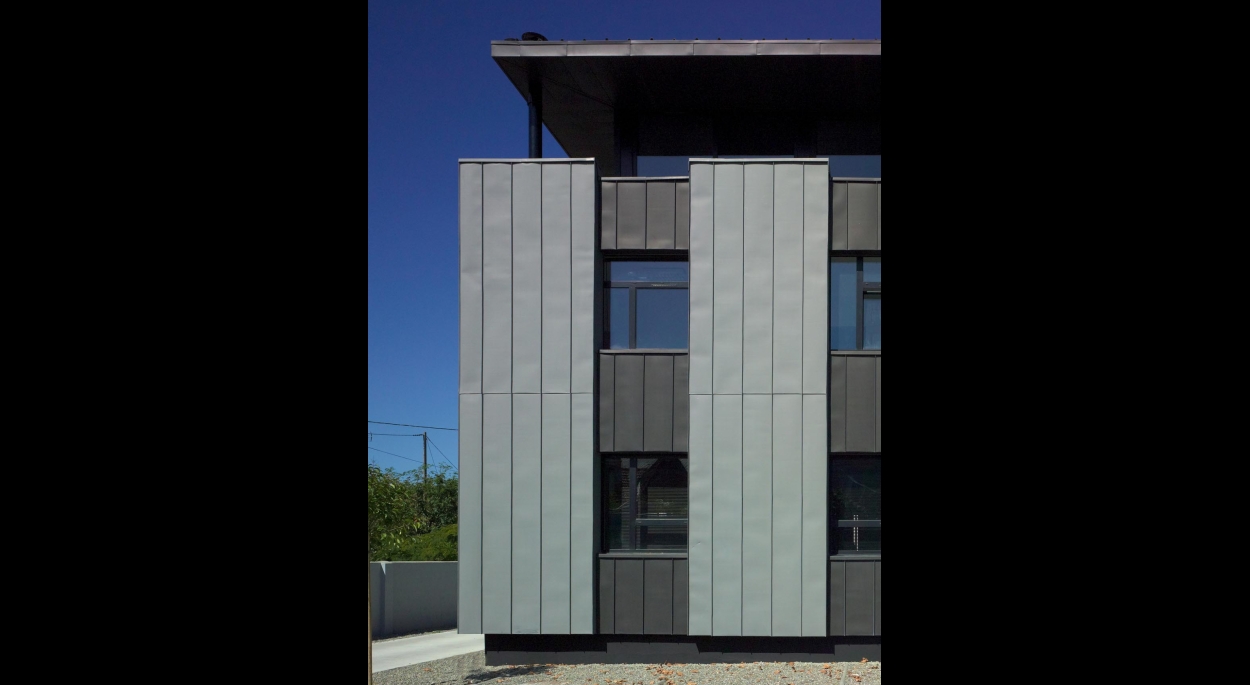 Dynamique verticale du zinc et horizontale de l'avant toit