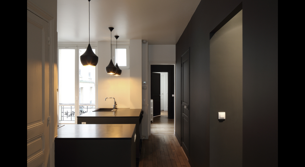 Création d'une cuisine ouverte et d'un ilôt central, ouverture, contemporain, suspension, éclairage, Tom Dixon, contraste noir, mur d'accent, couloir