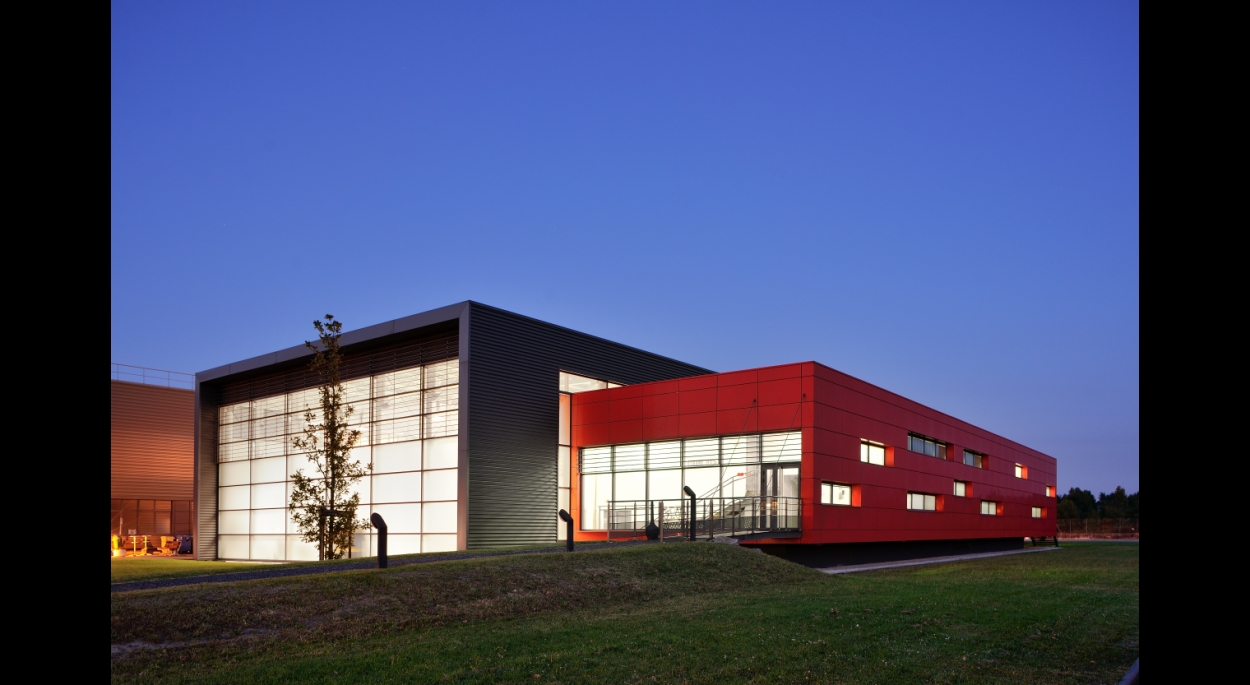 Halle de Design Renault Trucks à Saint-Priest - façade / Archigroup architectes