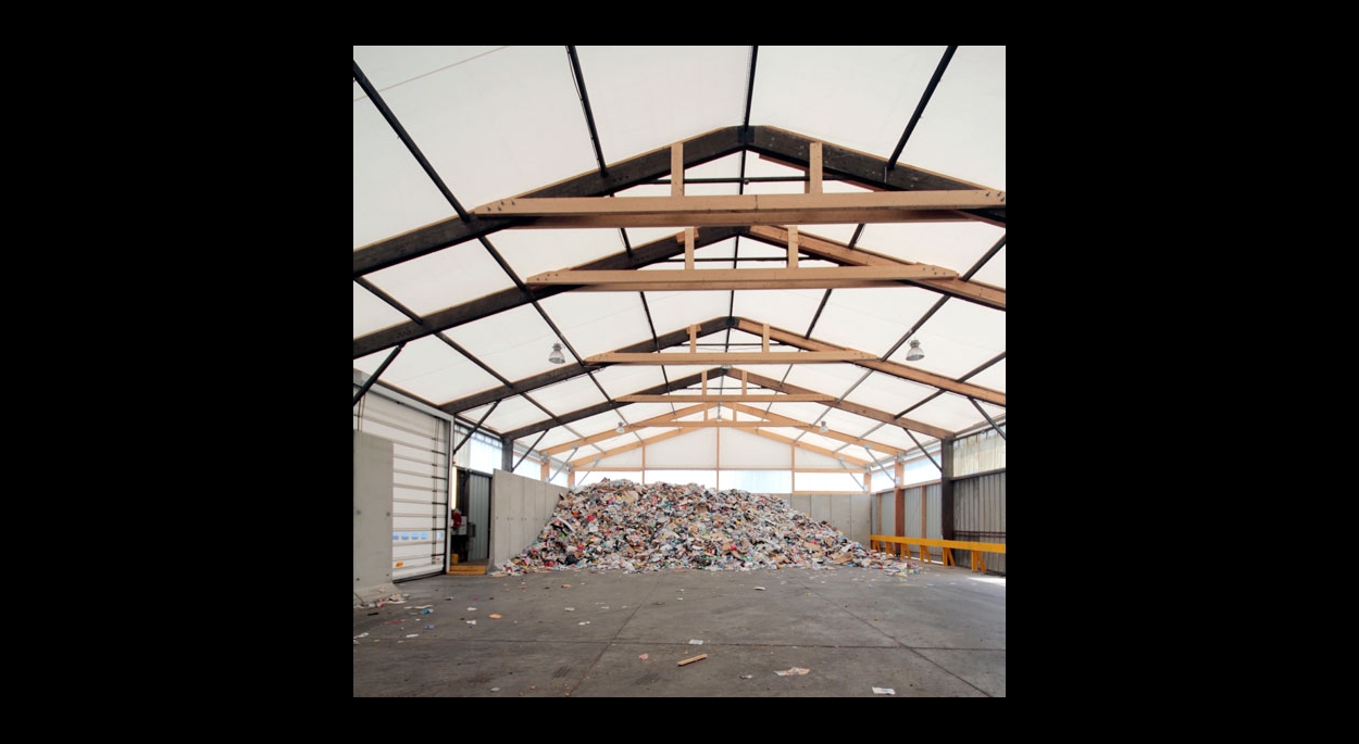 Construction d'un hangar sur le centre de tri Econotre à Colomiers. Projet par l'Atelier S, architecte situé dans le quartier des Amidonniers à Toulouse