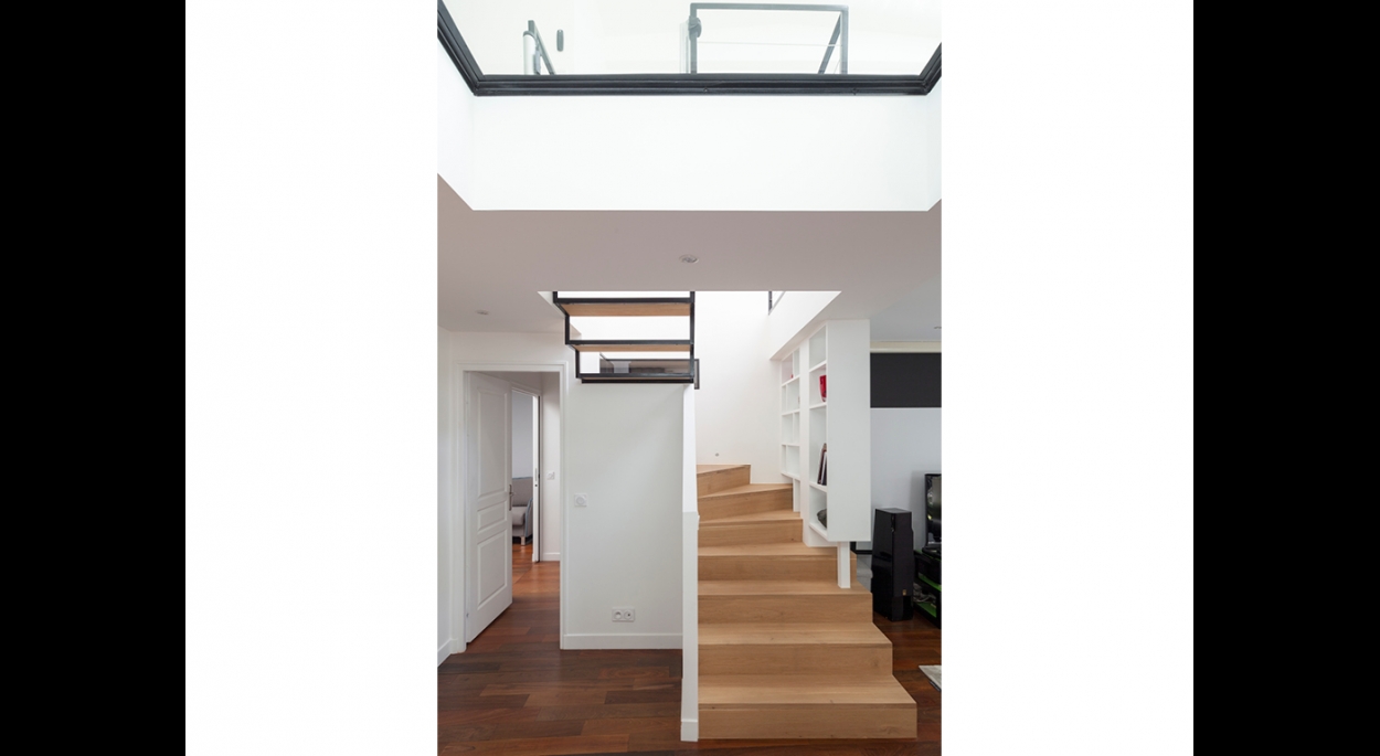 matesco architecture_escalier d'accès à la surélévation et plancher de verre