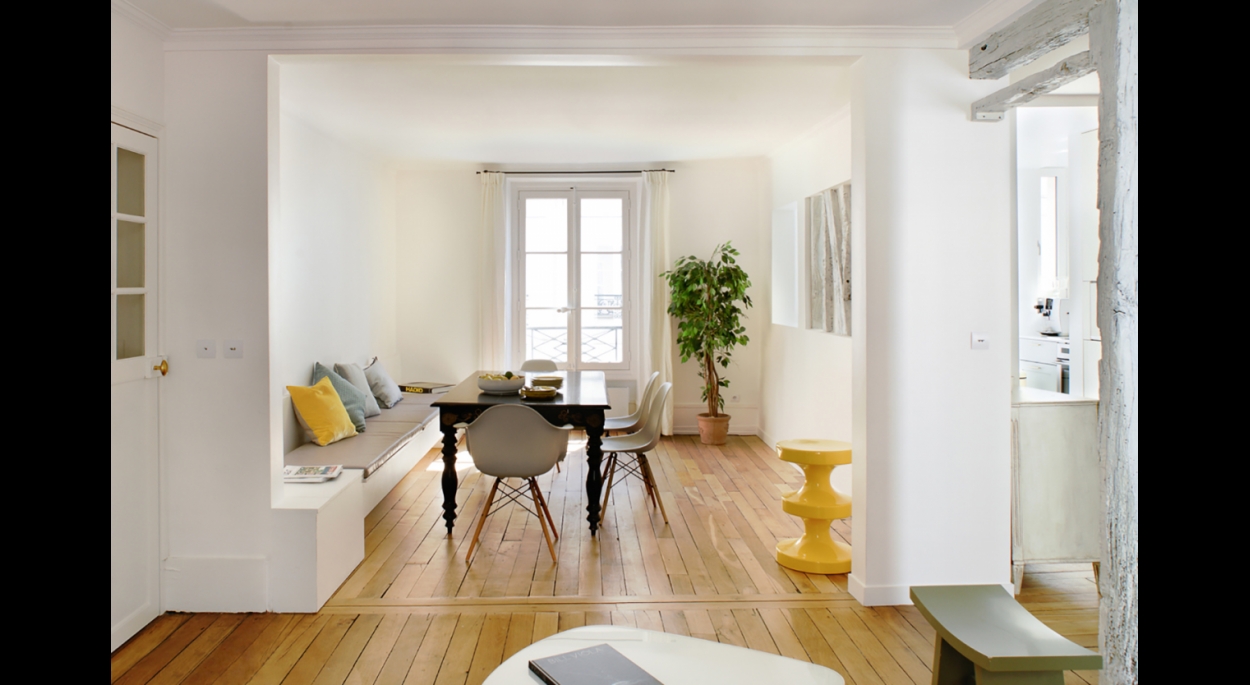 Espace dînatoire, situé au centre de l'appartement, communicant à la fois avec le salon et à la fois avec la cuisine, grâce à l'ouverture partielle de son mur.