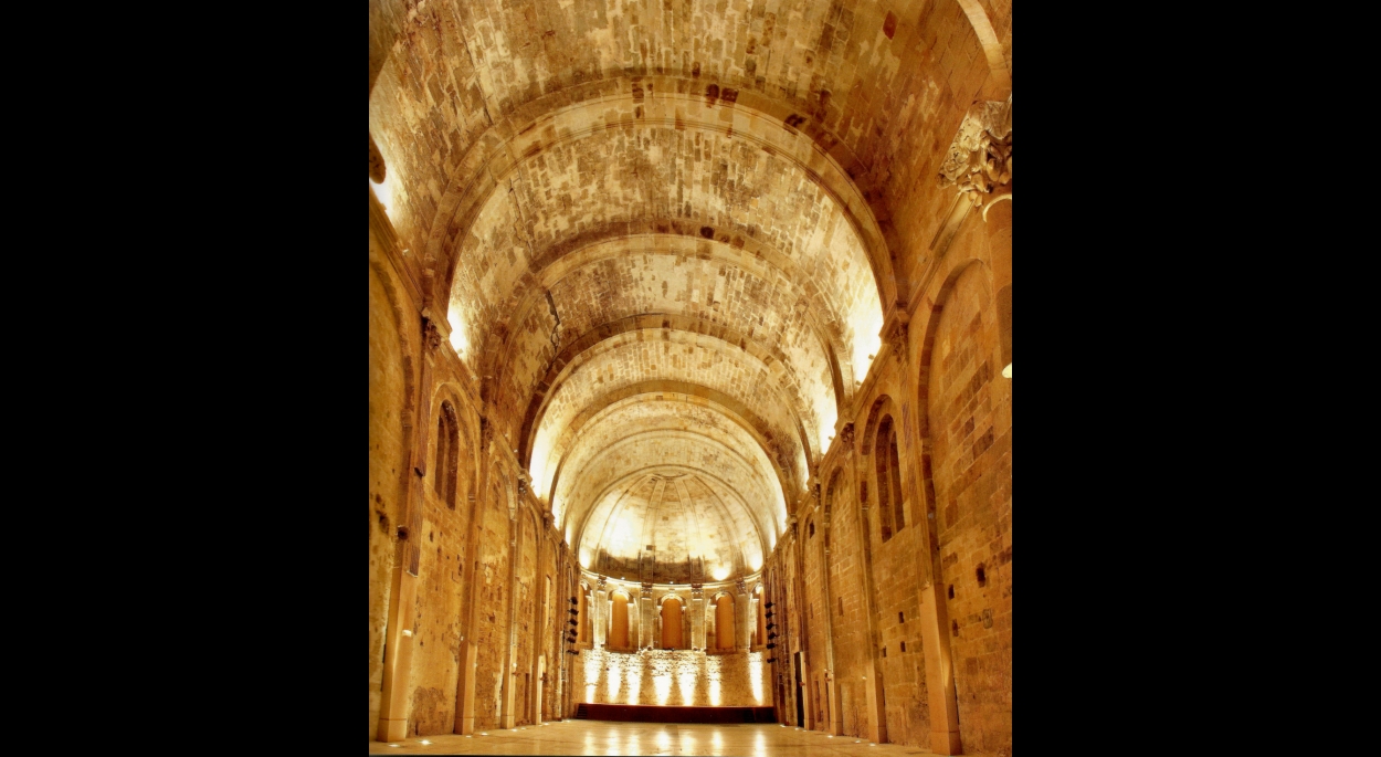 Intérieur de l'église, la plus large voute romane du Languedoc, après travaux. 