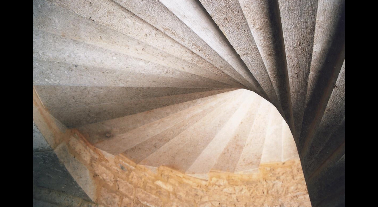 Vue de l'escalier en pierre