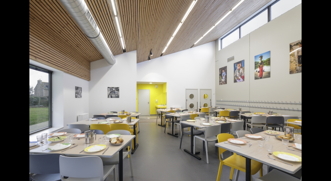Restaurant scolaire à POMMERIT JAUDY, vue intérieure du restaurant scolaire, photographie Frédéric BARON