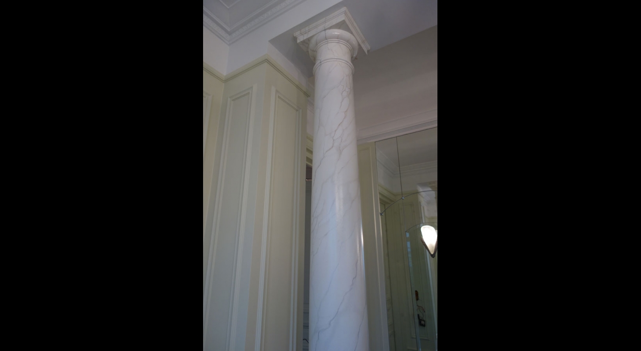 Peinture décorative imitant le marbre sur les colonnes de l'entrée