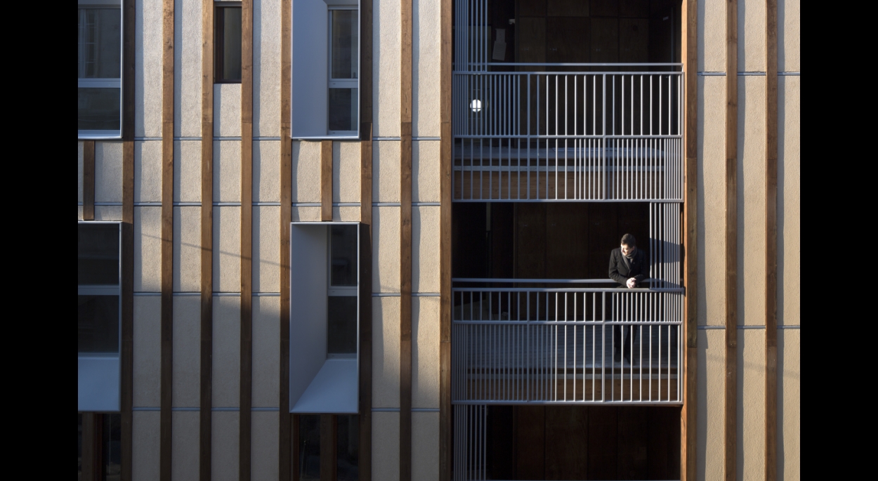 Le bois rythme la façade. Benoît Bost photographe. Projet Triptyk / whyarchitecture